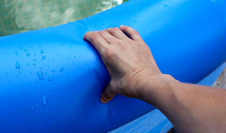 Wie man einen Gartenpool mit Hausmitteln klebt