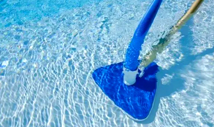 den Poolboden reinigen