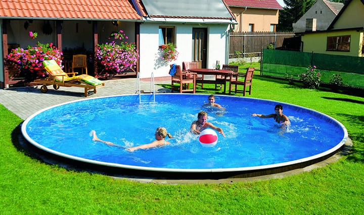 Ein in die Erde eingegrabener Aufstellpool