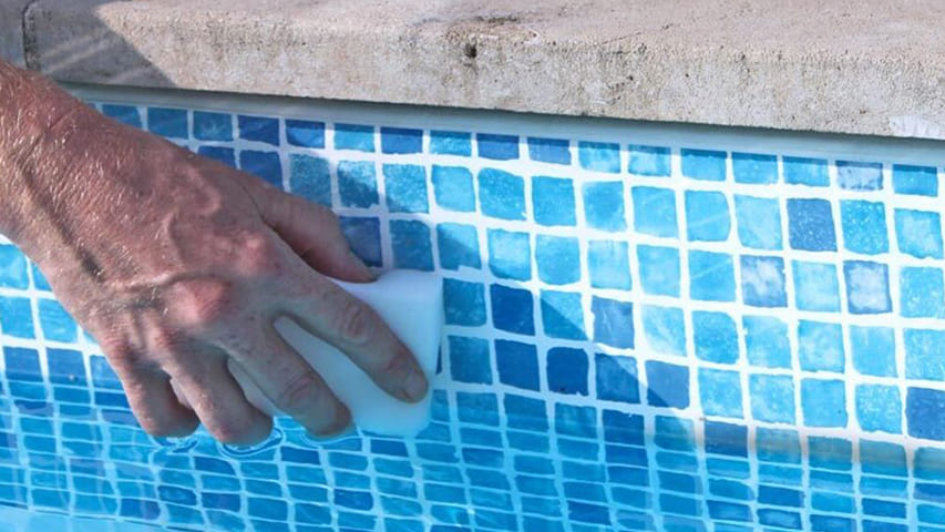 Czyszczenie ścian i dna basenu