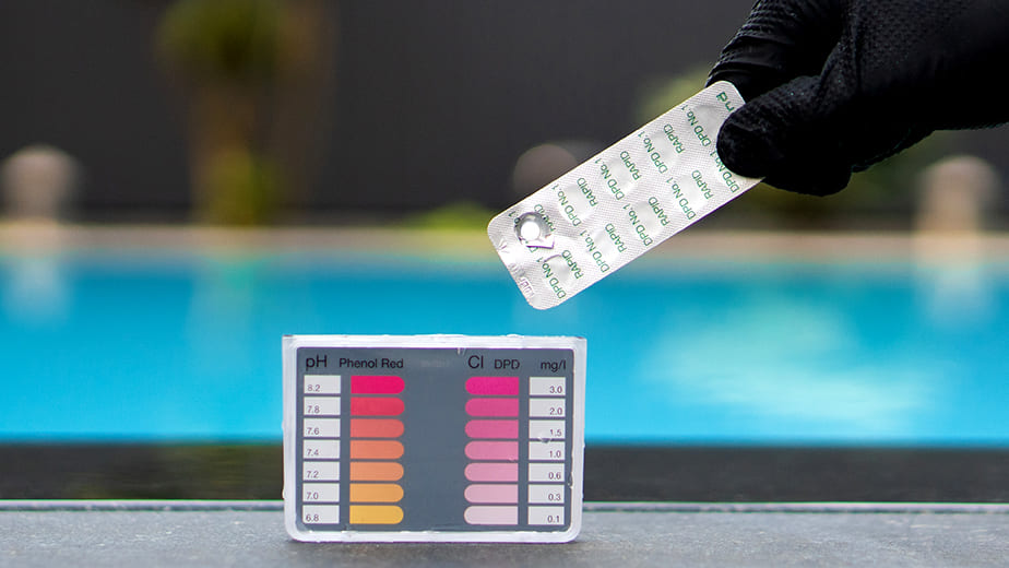 Sprawdzanie wody w basenie